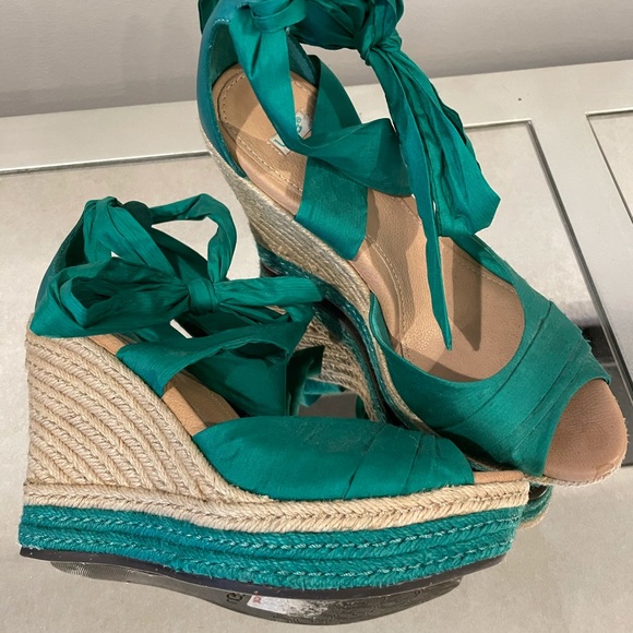 Beautiful Green tie up wedges - Picture 3 of 4